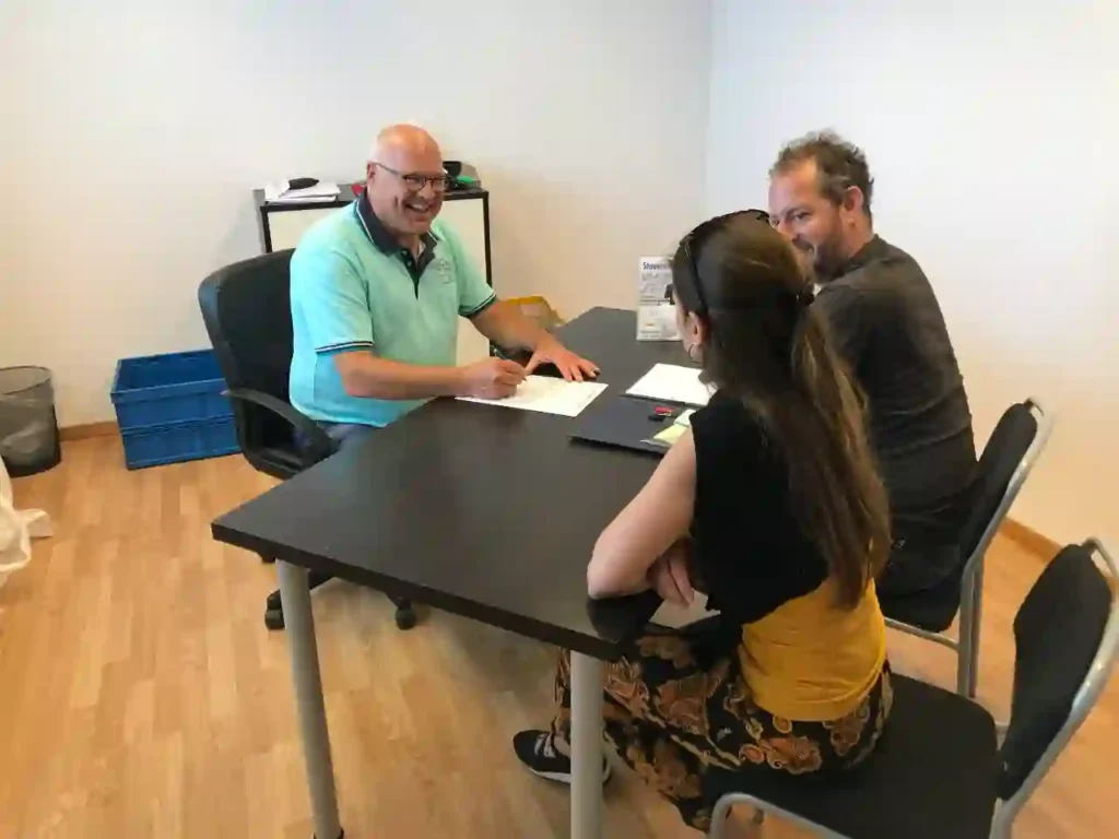 SimpleTax-Mitarbeiter berät Kunden